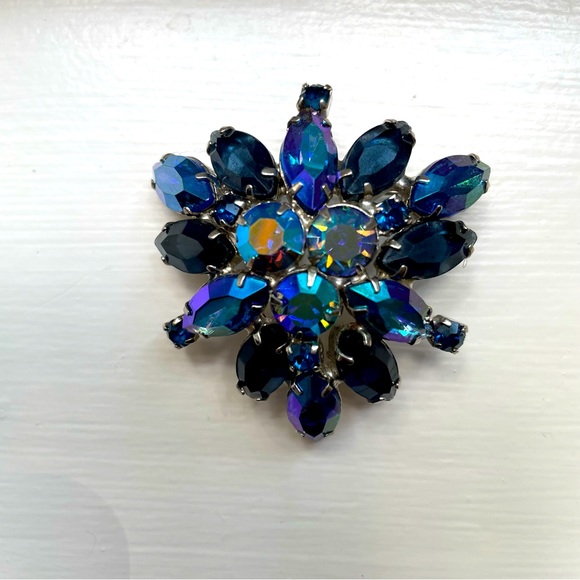 Vintage Blue and Amethyst Rhinestone 1950s Brooch - Picture 2 of 9